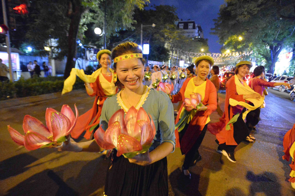 Phật tử cung rước xá lợi Phật. (Ảnh: Minh Đức/TTXVN)