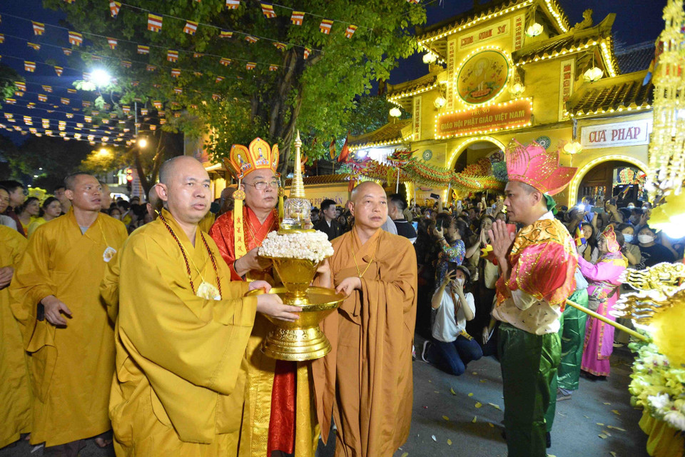 Rước xá lợi Phật chào mừng Đại lễ Phật đản PL.2567-DL.2023. (Ảnh: Minh Đức/TTXVN)