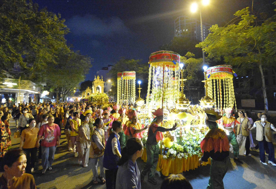 Hàng ngàn Phật tử cung rước xá lợi Phật theo các tuyến phố Quán Sứ-Lý Thường Kiệt-Bà Triệu-Nguyễn Du-Trần Bình Trọng-Trần Hưng Đạo qua Cung Văn hóa Hữu nghị Việt Xô về chùa Quán Sứ. (Ảnh: Minh Đức/TTXVN)