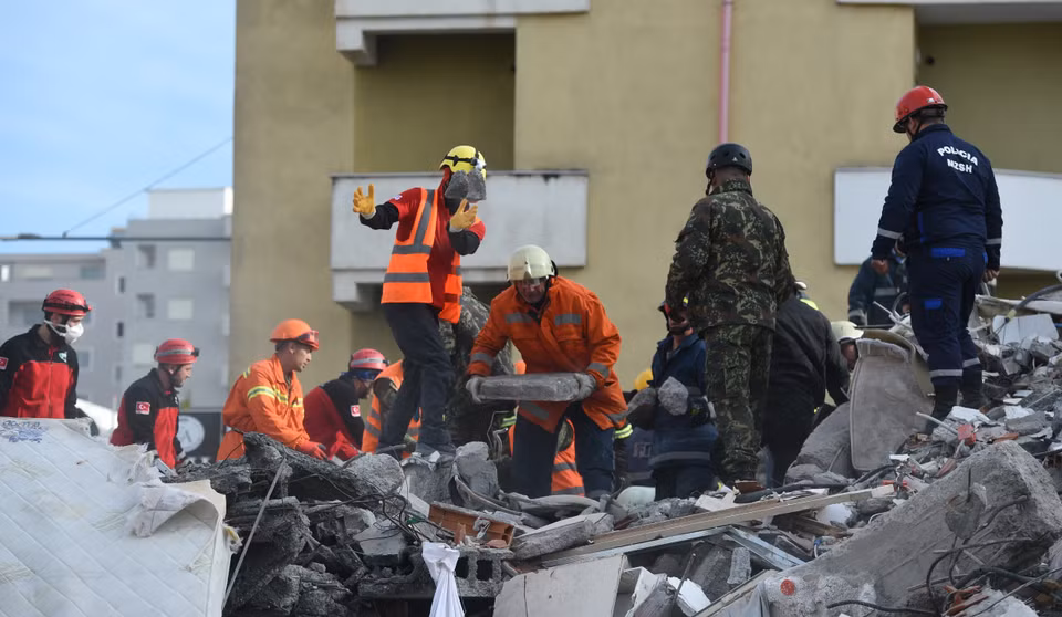 Ngày 26/11/2019, một trận động đất có độ lớn 6,4 đã làm rung chuyển Albania, khiến 28 người thiệt mạng và khoảng 650 người bị thương. Đây là trận động đất thứ 2 xảy ra tại Albania trong 2 tháng qua và là trận động đất mạnh nhất tại quốc gia này trong nhiều thập kỷ. Trong ảnh: Lực lượng cứu hộ tìm kiếm nạn nhân sau trận động đất tại Durres, Albania, ngày 27/11/2019. (Ảnh: THX/ TTXVN)