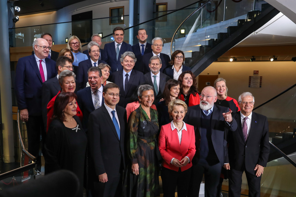 Ngày 27/11/2019, với 461 phiếu thuận, 157 phiếu chống và 89 phiếu trắng, Nghị viện châu Âu thông qua nhân sự của Ủy ban châu Âu (EC) mới do Chủ tịch đắc cử EC Ursula von der Leyen lãnh đạo. Trong ảnh: Chủ tịch đắc cử EC Ursula von der Leyen (giữa) và các thành viên "nội các" mới được bầu của EC chụp ảnh chung sau phiên họp Nghị viện châu Âu tại Strasbourg, Pháp. Ảnh: THX/ TTXVN