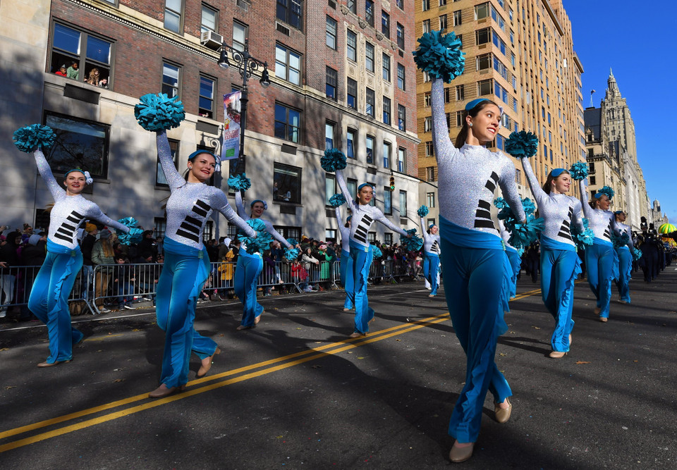 Lễ diễu hành Macy's truyền thống nhân dịp lễ Tạ ơn diễn ra tại thành phố New York, Mỹ ngày 28/11/2019, với sự tham gia của hàng nghìn ca sĩ, vũ công và hoạt náo viên. Một trong những điểm nhấn của cuộc diễu hành là các quả bóng bay khổng lồ với các hình thù nhân vật hoạt hình yêu thích được thả bay giữa các tòa nhà chọc trời của New York. (Ảnh: THX/ TTXVN)