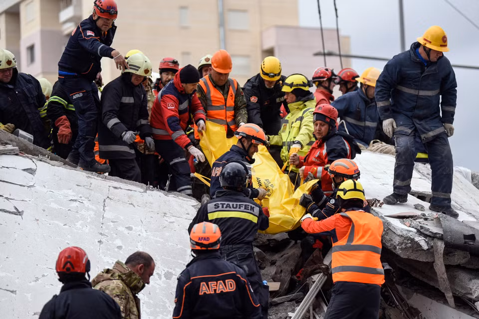 Ngày 26/11/2019, một trận động đất có độ lớn 6,4 đã làm rung chuyển Albania, khiến 28 người thiệt mạng và khoảng 650 người bị thương. Đây là trận động đất thứ 2 xảy ra tại Albania trong 2 tháng qua và là trận động đất mạnh nhất tại quốc gia này trong nhiều thập kỷ. Trong ảnh: Lực lượng cứu hộ chuyển thi thể nạn nhân sau trận động đất tại Durres, Albania, ngày 28/11/2019. (Ảnh: AFP/ TTXVN)