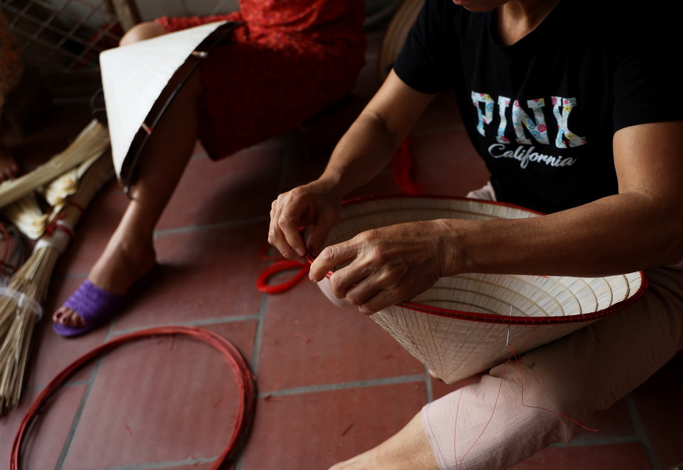 Nghề làm nón tại xã Phú Châu (huyện Ba Vì, thành phố Hà Nội) bắt đầu hình thành từ năm 1939. (Ảnh: Hồng Đạt/TTXVN)