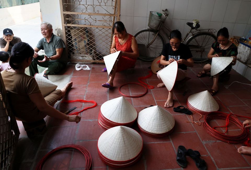 Nghề làm nón như một phần hơi thở của cuộc sống, không còn đơn thuần là một nghề mưu sinh mà hơn hết là “hồn cốt” của dân làng Phú Châu. (Ảnh: Hồng Đạt/TTXVN)