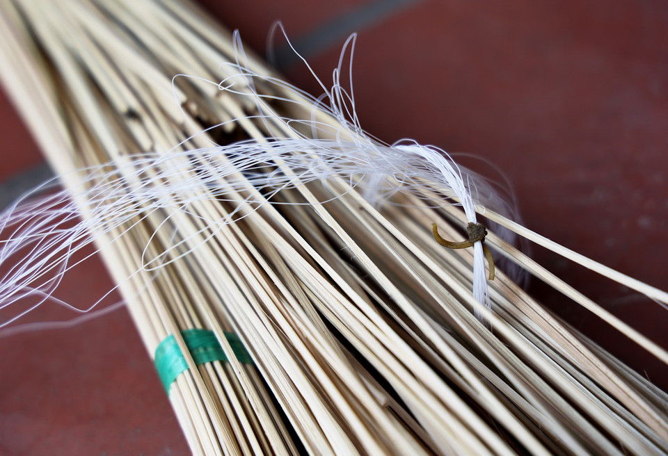 Nứa làm vành (những vòng tròn làm khung nón để may lá) và cước may nón. (Ảnh: Hồng Đạt/TTXVN)