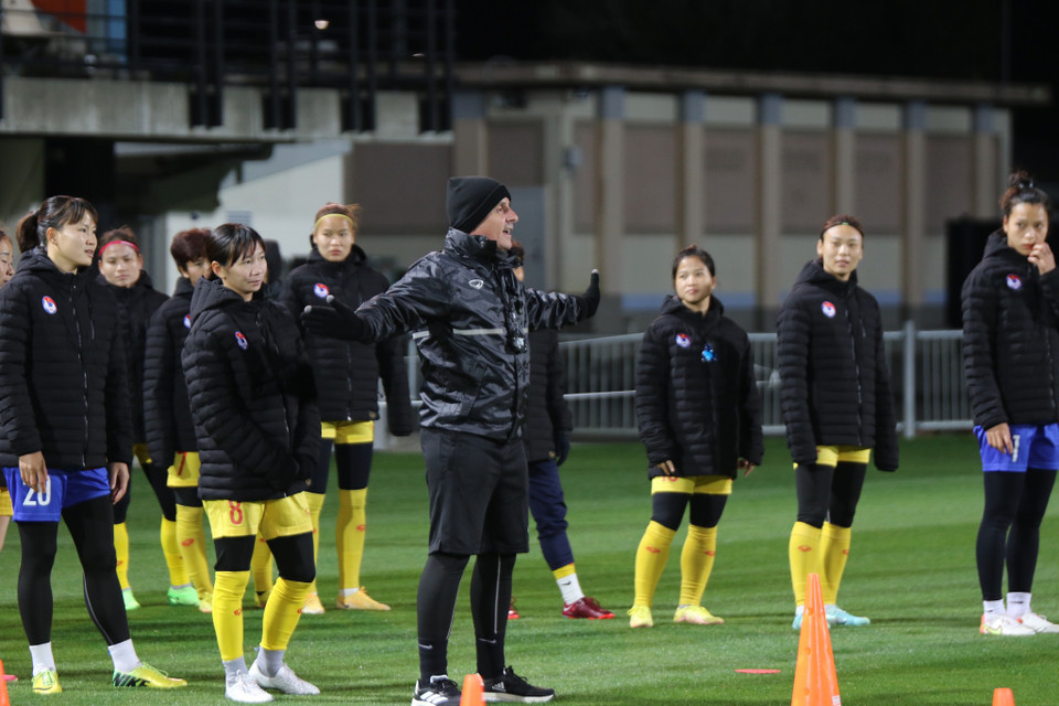 Chiều tối 6/7 (theo giờ địa phương), Đội tuyển Bóng đá Nữ Việt Nam đã bước ngay vào tập luyện tại New Zealand. (Nguồn: VFF)