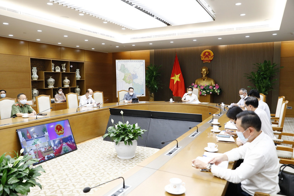 Bản tin Bộ Y tế về tình hình dịch COVID-19 tại Việt Nam cho biết, tính từ 6h đến 12h ngày 9/7 có 609 ca mắc mới (BN24811-25419), gồm 6 ca cách ly ngay sau khi nhập cảnh và 603 ca ghi nhận trong nước. Trong ảnh: Phó Thủ tướng Vũ Đức Đam và lãnh đạo, đại diện các bộ, ngành dự họp tại Hà Nội. (Ảnh: Minh Đức/TTXVN)
