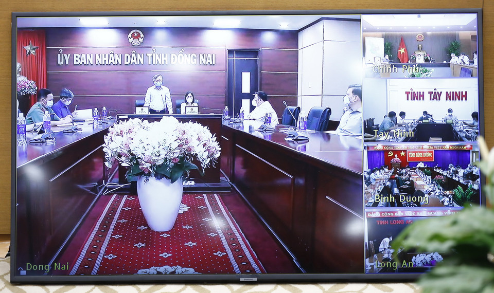 Lãnh đạo các tỉnh Đồng Nai, Bình Dương, Long An, Tây Ninh họp trực tuyến tại các điểm cầu. (Ảnh: Minh Đức/TTXVN)