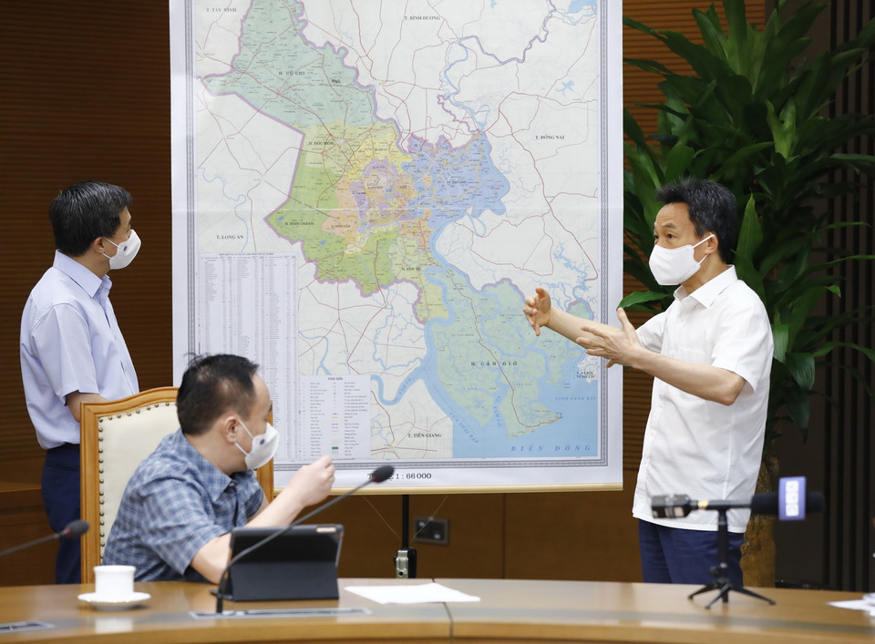 Số lượng ca mắc mới ghi nhận trong nước tính từ ngày 27/4 đến nay là 21.943 ca, trong đó có 6.176 bệnh nhân đã được công bố khỏi bệnh. Trong ảnh: Phó Thủ tướng Vũ Đức Đam trao đổi với các thành viên Ban Chỉ đạo Quốc gia phòng, chống dịch COVID-19 về tình hình bệnh dịch tại một số tỉnh phía Nam. (Ảnh: Minh Đức/TTXVN)