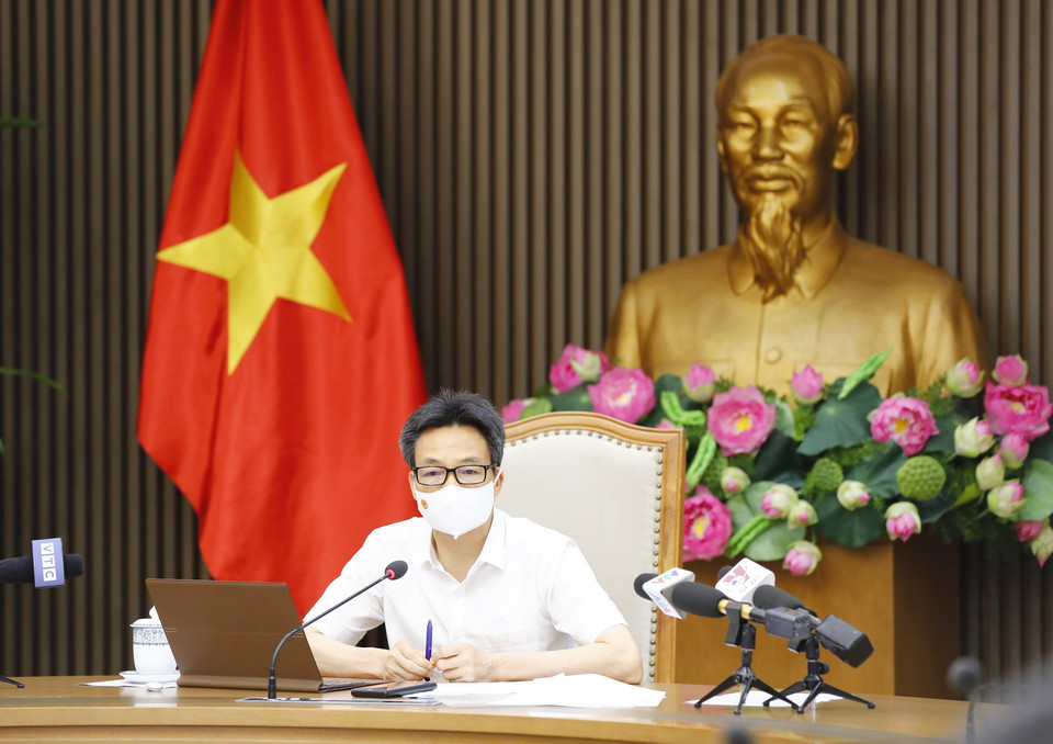 Dịch bệnh COVID-19 đang có diễn biến hết sức phức tạp tại các tỉnh phía Nam, khi các ca mắc mới liên tục lập đỉnh mới. Trong ảnh: Phó Thủ tướng Vũ Đức Đam chủ trì cuộc họp. (Ảnh: Minh Đức/TTXVN)
