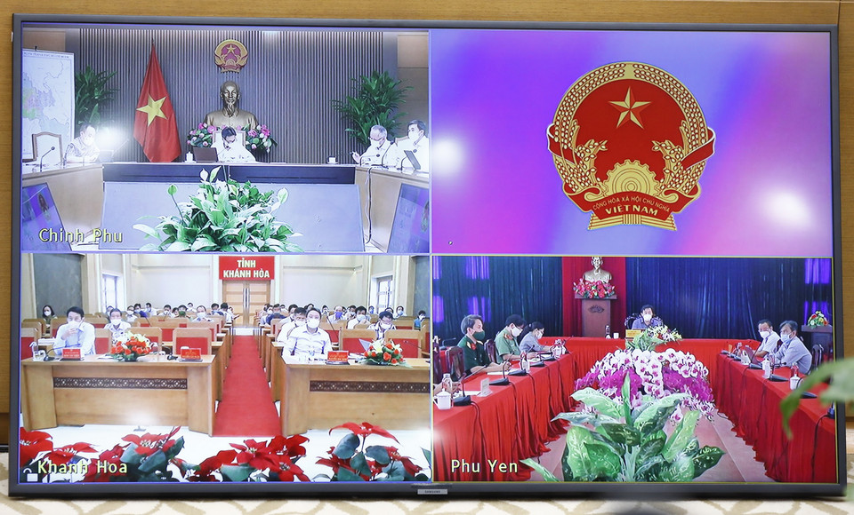 Lãnh đạo các tỉnh Phú Yên, Khánh Hòa họp trực tuyến tại các điểm cầu. Hai tỉnh đều dự kiến sẽ tổ chức cách ly các ca F1 tại nhà(Ảnh: Minh Đức/TTXVN)