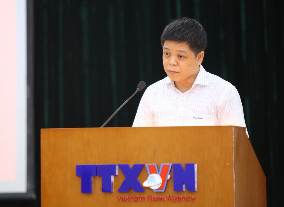 Phó Chủ nhiệm chuyên trách Uỷ ban Kiểm tra Đảng uỷ TTXVN Trương Văn Quân báo cáo tóm tắt sơ kết công tác kiểm tra, giám sát. (Ảnh: Hoàng Hiếu/TTXVN)