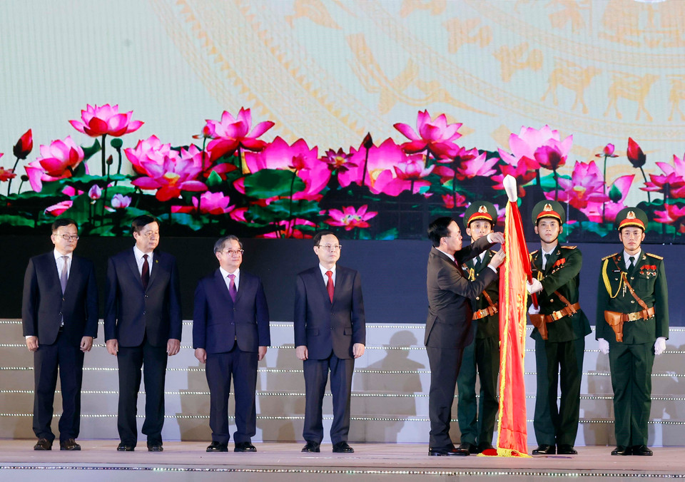 Chủ tịch nước Võ Văn Thưởng trao tặng Huân chương Lao động hạng Nhất cho Đảng bộ, chính quyền và nhân dân thành phố Cần Thơ. (Ảnh: Thống Nhất/TTXVN)