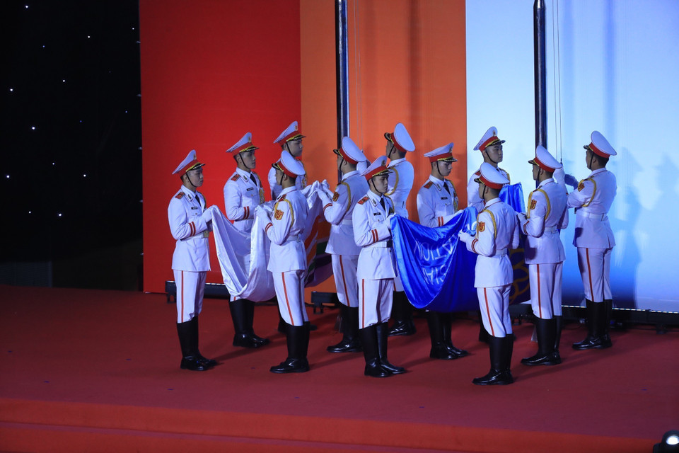 Nghi thức hạ cờ Liên đoàn thể thao Đông Nam Á và cờ SEA Games. (Ảnh: TTXVN)