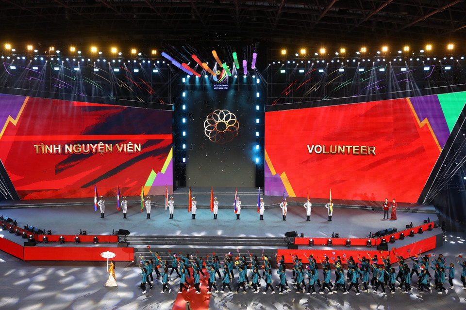Đội danh dự Quân đội Nhân dân Việt Nam với cờ các nước tham dự SEA Games 31.(Ảnh: TTXVN)