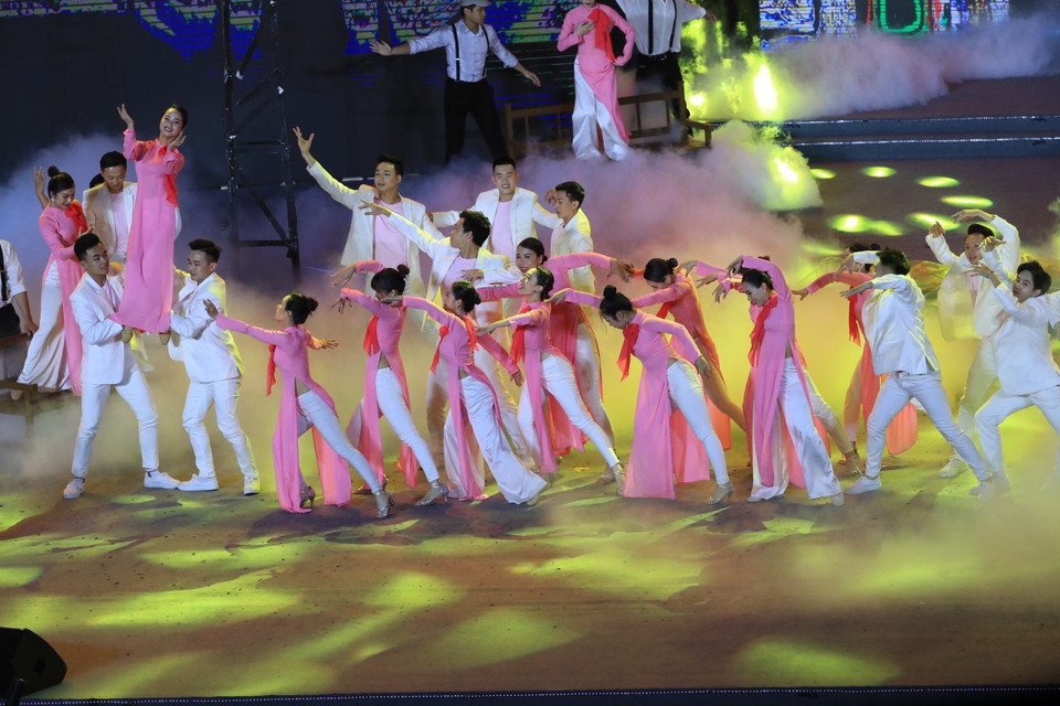 Chương trình nghệ thuật bế mạc SEA Games 31 Hội tụ để tỏa sáng. (Ảnh: TTXVN)