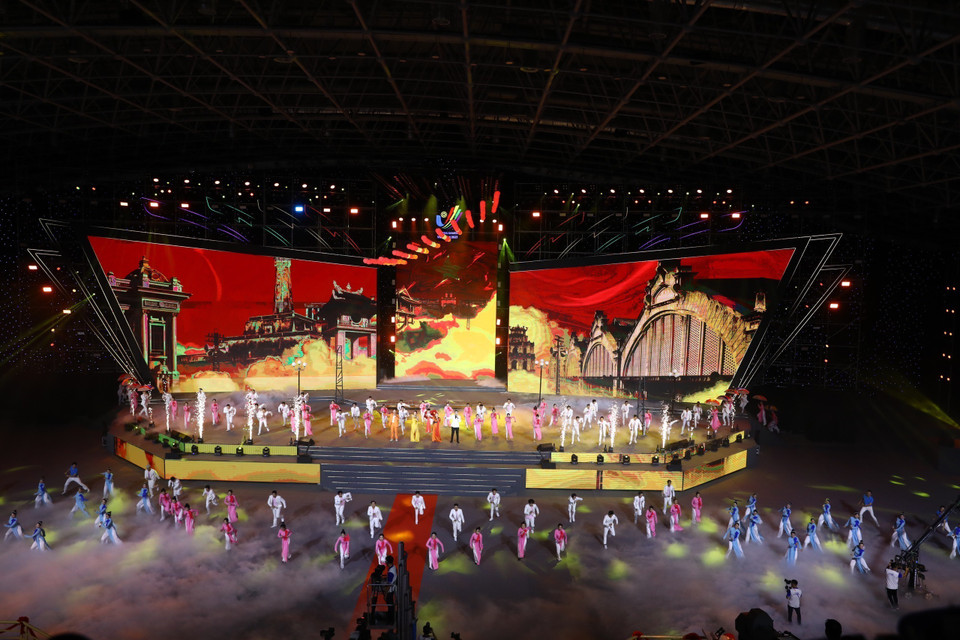 Chương trình nghệ thuật bế mạc SEA Games 31 Hội tụ để tỏa sáng. (Ảnh: TTXVN)