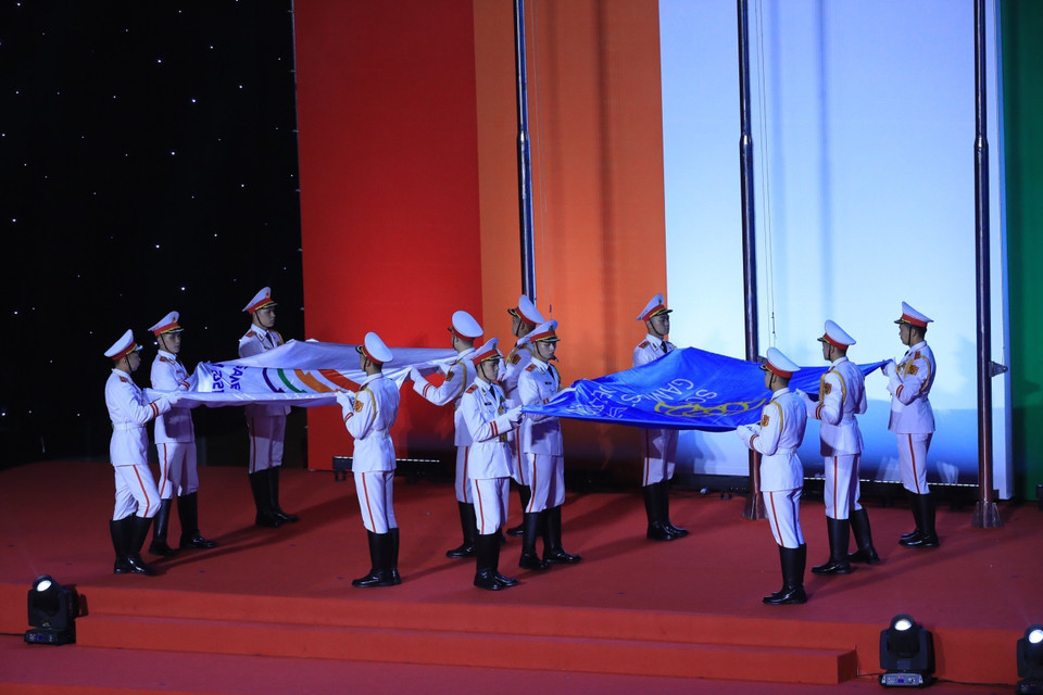 Nghi thức hạ cờ Liên đoàn thể thao Đông Nam Á và cờ SEA Games. (Ảnh: TTXVN)
