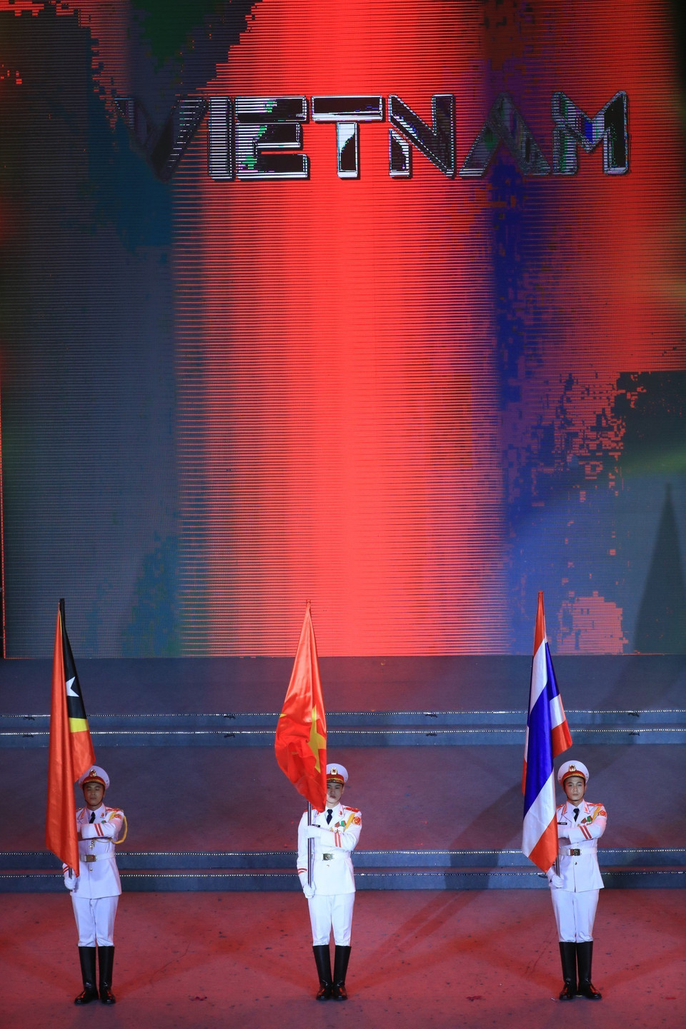 Đội danh dự Quân đội Nhân dân Việt Nam với cờ các nước tham dự SEA Games 31. (Ảnh: TTXVN)