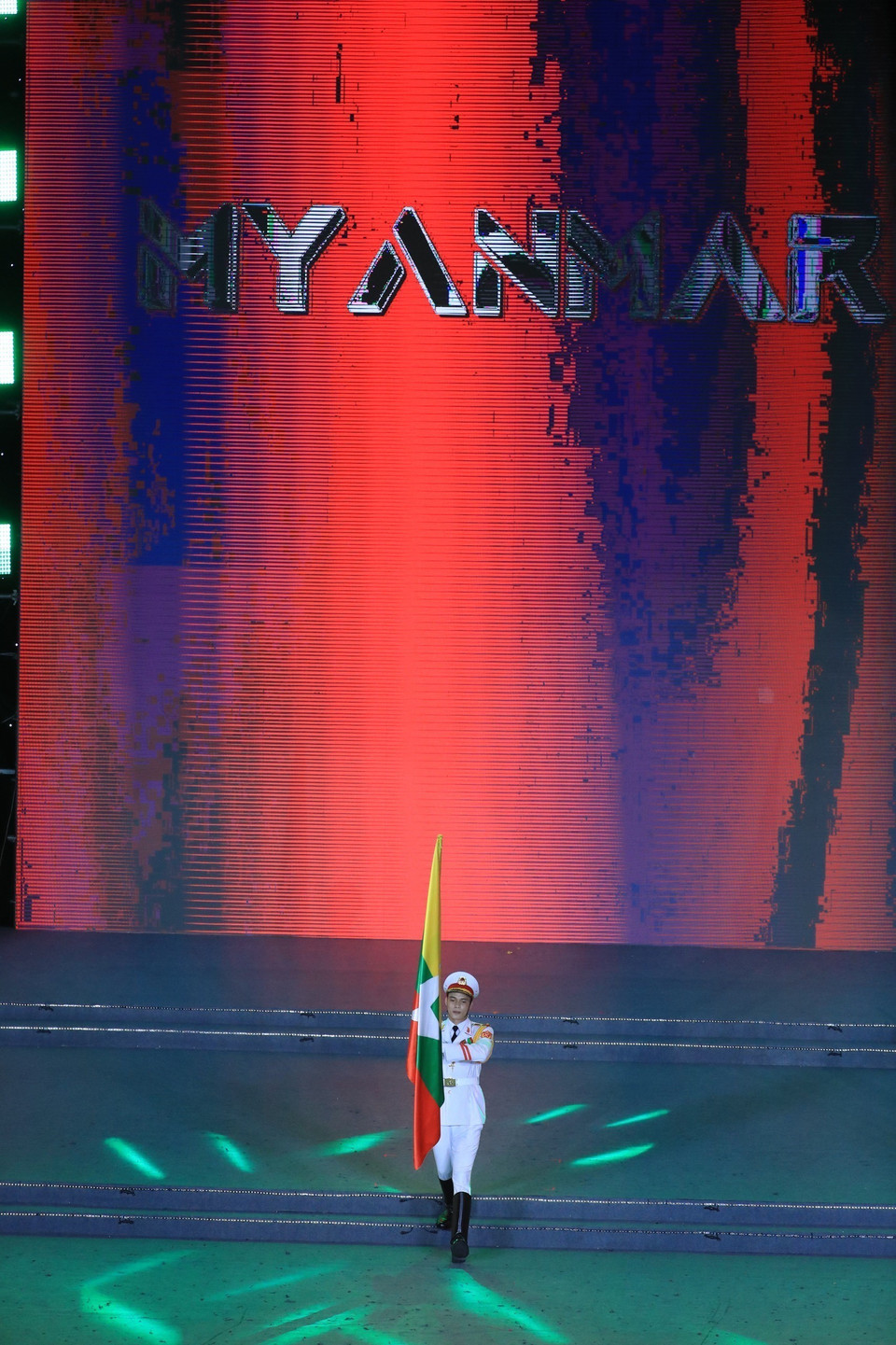 Đội danh dự Quân đội Nhân dân Việt Nam với cờ các nước tham dự SEA Games 31. (Ảnh: TTXVN)