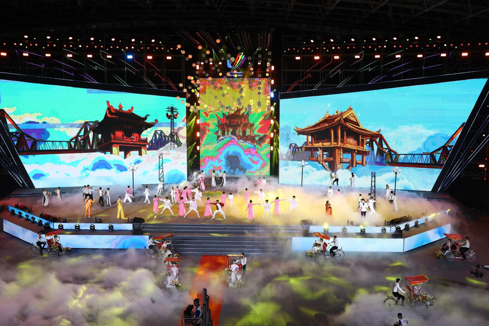 Chương trình nghệ thuật bế mạc SEA Games 31 Hội tụ để tỏa sáng. (Ảnh: TTXVN)