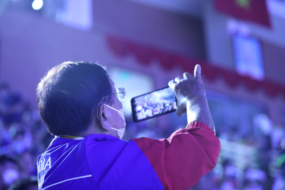 Đông đảo khán giả tham dự lễ bế mạc SEA Games 31. (Ảnh: TTXVN)