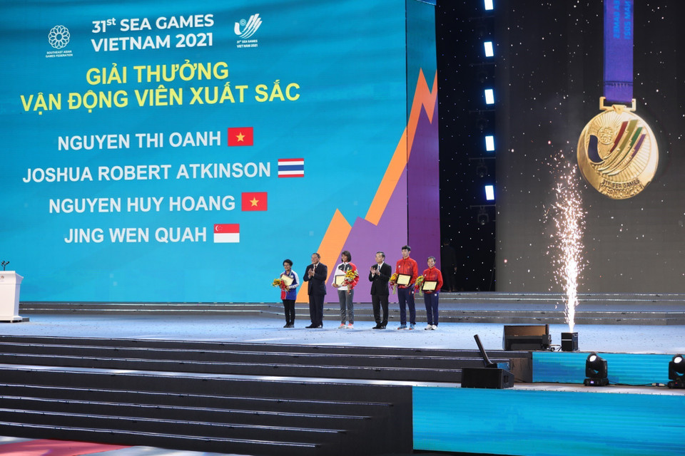Ông Nguyễn Văn Hùng, Bộ trưởng Bộ Văn hóa, Thể thao và Du lịch, Chủ tịch Liên đoàn thể thao Đông Nam Á, Chủ tịch Ủy ban Olympic Việt Nam, Trưởng Ban tổ chức SEA Games 31 và ông Chu Ngọc Anh, Chủ tịch Ủy ban Nhân dân thành phố Hà Nội vinh danh 4 vận động viên xuất sắc nhất của SEA Games 31, gồm: Nguyễn Thị Oanh (Việt Nam), Joshua Robert Atkinson (Thái Lan), Nguyễn Huy Hoàng (Việt Nam), Jing Wen Quah (Singapore). (Ảnh: TTXVN)