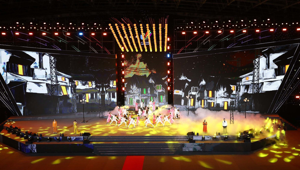 (Chương trình nghệ thuật bế mạc SEA Games 31 Hội tụ để tỏa sáng. (Ảnh: TTXVN)