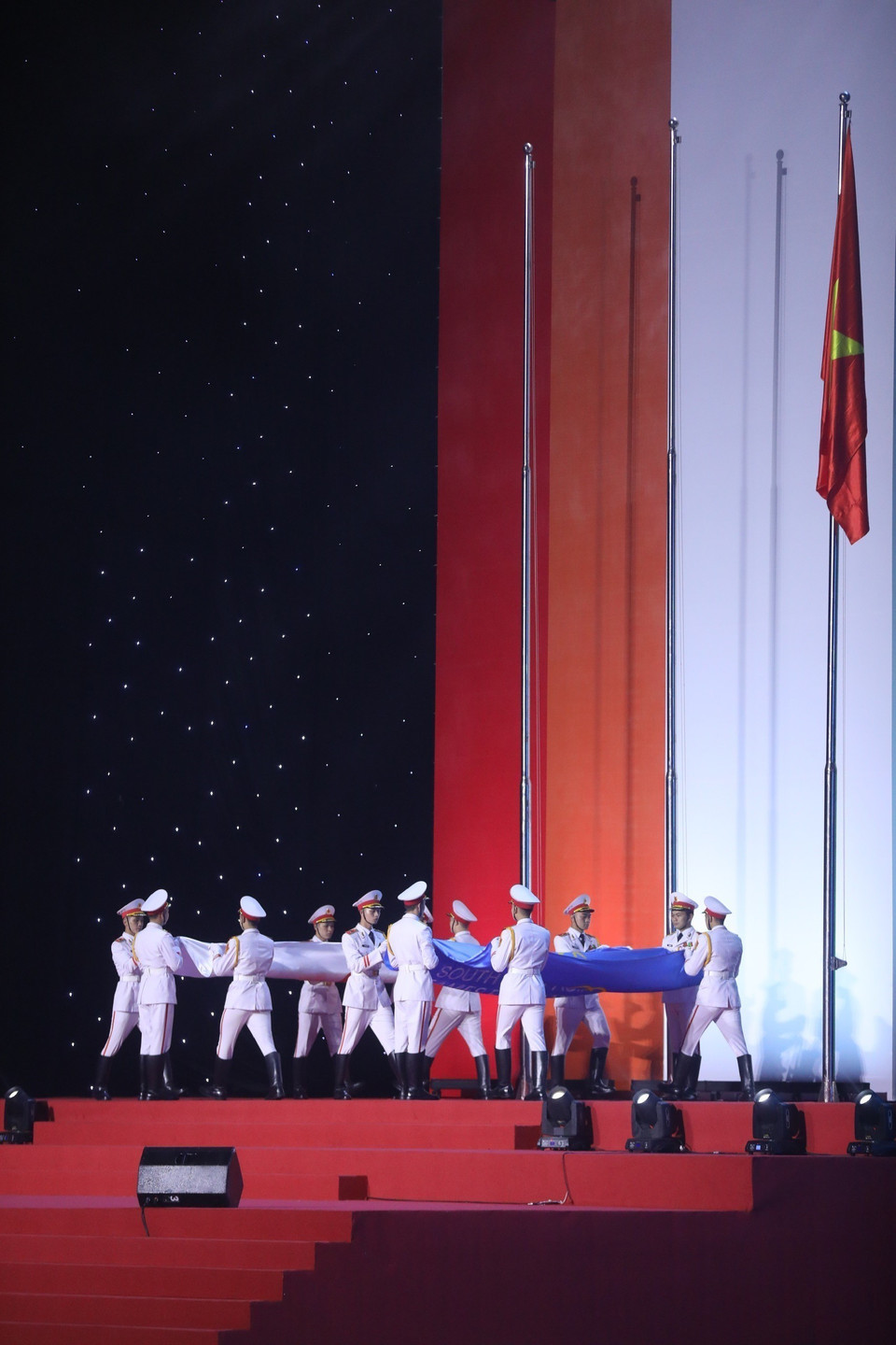 Nghi thức hạ cờ Liên đoàn thể thao Đông Nam Á và cờ SEA Games. (Ảnh: TTXVN)