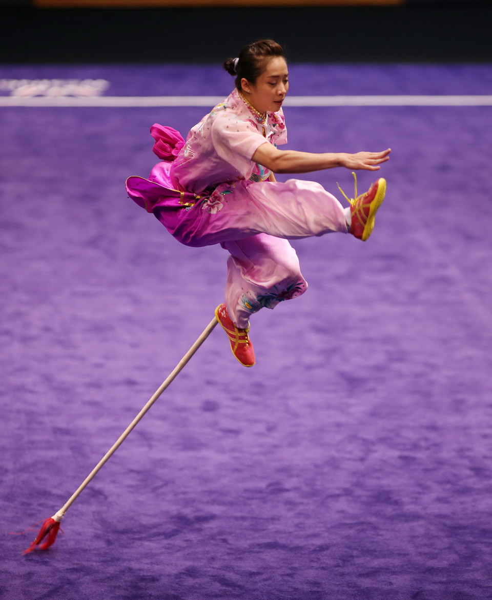 Vận động viên Dương Thúy Vy đoạt Huy chương Vàng nội dung thương thuật nữ. (Ảnh: Quốc Khánh/TTXVN)