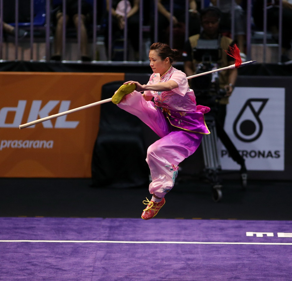 Vận động viên Dương Thúy Vy đoạt Huy chương Vàng nội dung thương thuật nữ. (Ảnh: Quốc Khánh/TTXVN)