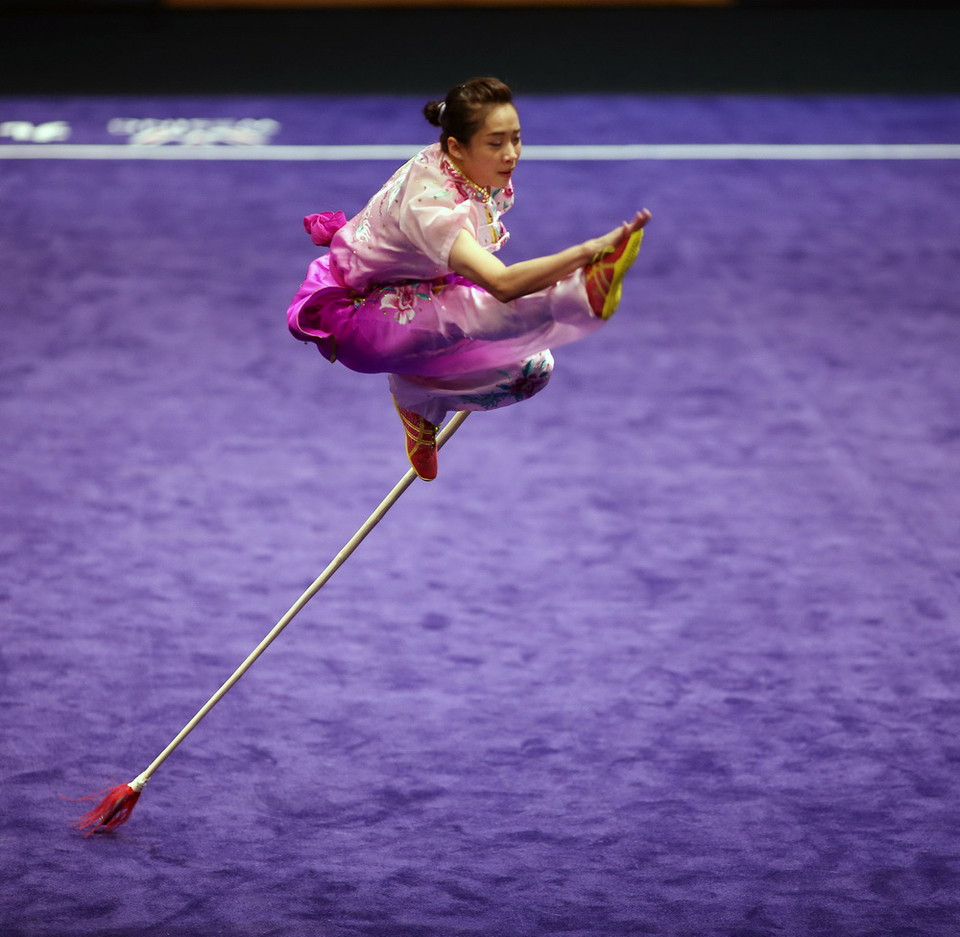 Vận động viên Dương Thúy Vy đoạt Huy chương Vàng nội dung thương thuật nữ. (Ảnh: Quốc Khánh/TTXVN)