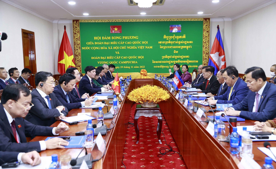 Chủ tịch Quốc hội Vương Đình Huệ hội đàm với Chủ tịch Quốc hội Campuchia Samdech Heng Samrin. (Ảnh: Doãn Tấn/TTXVN)