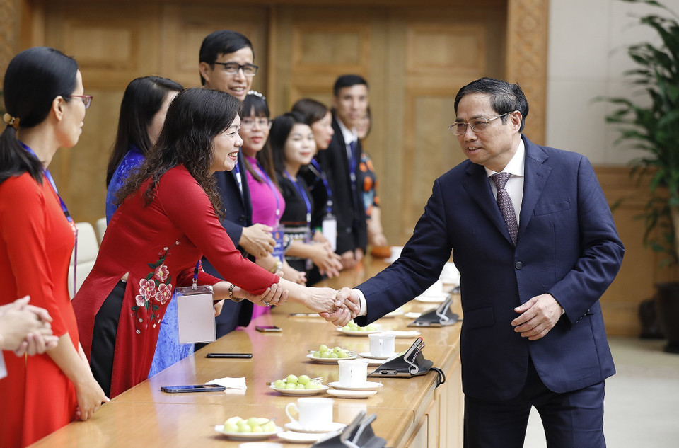 Thủ tướng Phạm Minh Chính và các nhà giáo tiêu biểu. (Ảnh: Dương Giang/TTXVN)