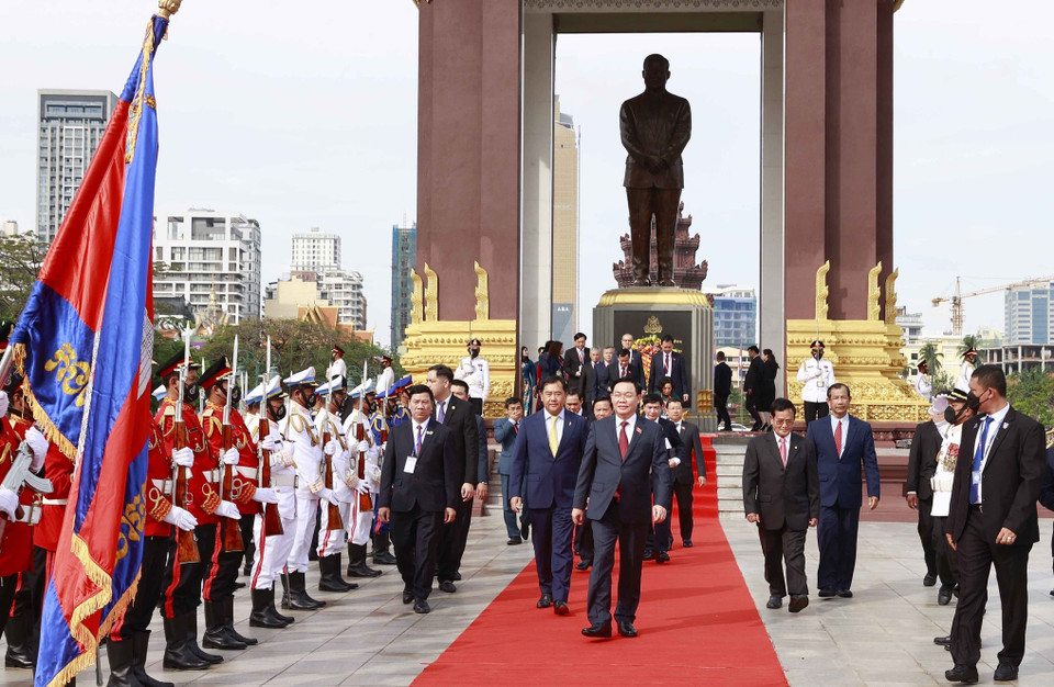 Chủ tịch Quốc hội Vương Đình Huệ đến đặt vòng hoa tại Tượng đài cố Quốc vương Norodom Sihanouk. (Ảnh: Doãn Tấn/TTXVN)