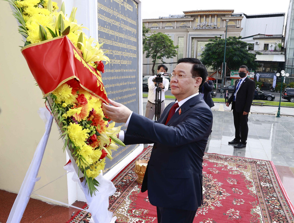 Hình ảnh Chủ tịch Quốc hội Vương Đình Huệ đến đặt vòng hoa tại Tượng đài Hữu nghị Việt Nam-Campuchia. (Ảnh: Doãn Tấn/TTXVN)