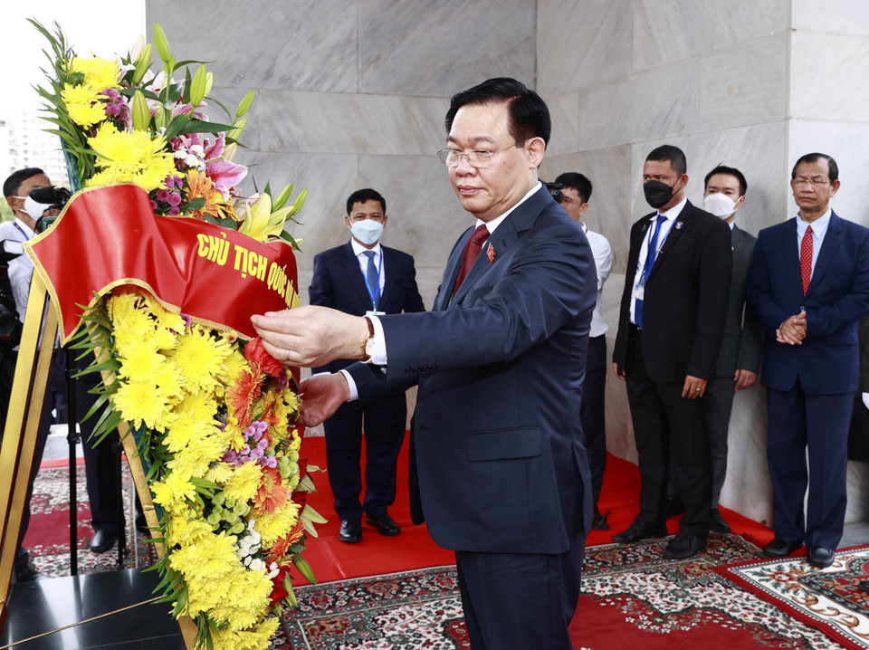 Chủ tịch Quốc hội Vương Đình Huệ dẫn đầu đoàn đại biểu cấp cao Quốc hội Việt Nam đến đặt hoa tại Đài Độc lập. (Ảnh: Doãn Tấn/TTXVN)