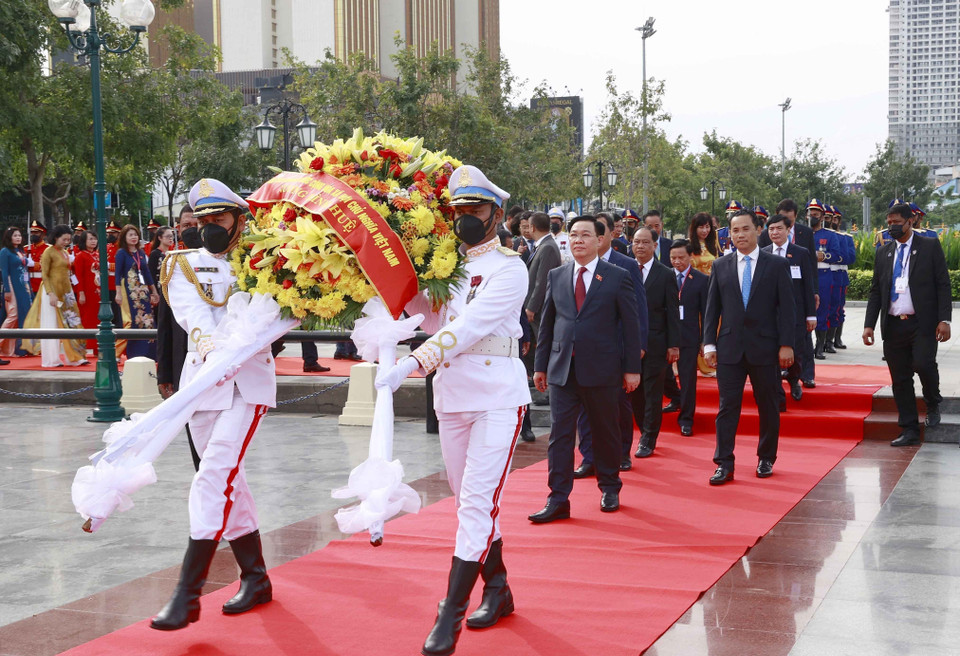 Chủ tịch Quốc hội Vương Đình Huệ đến đặt vòng hoa tại Tượng đài Hữu nghị Việt Nam-Campuchia. (Ảnh: Doãn Tấn/TTXVN)