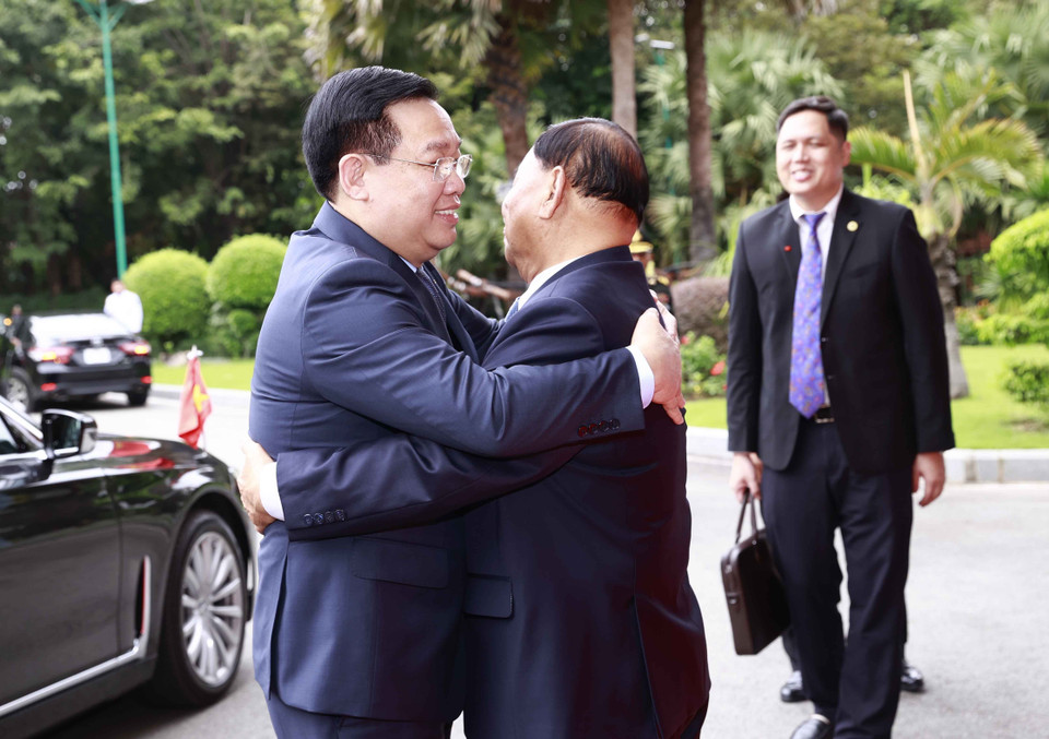 Hình ảnh Chủ tịch Thượng viện Campuchia Samdech Say Chhum đón Chủ tịch Quốc hội Vương Đình Huệ. (Ảnh: Doãn Tấn/TTXVN)