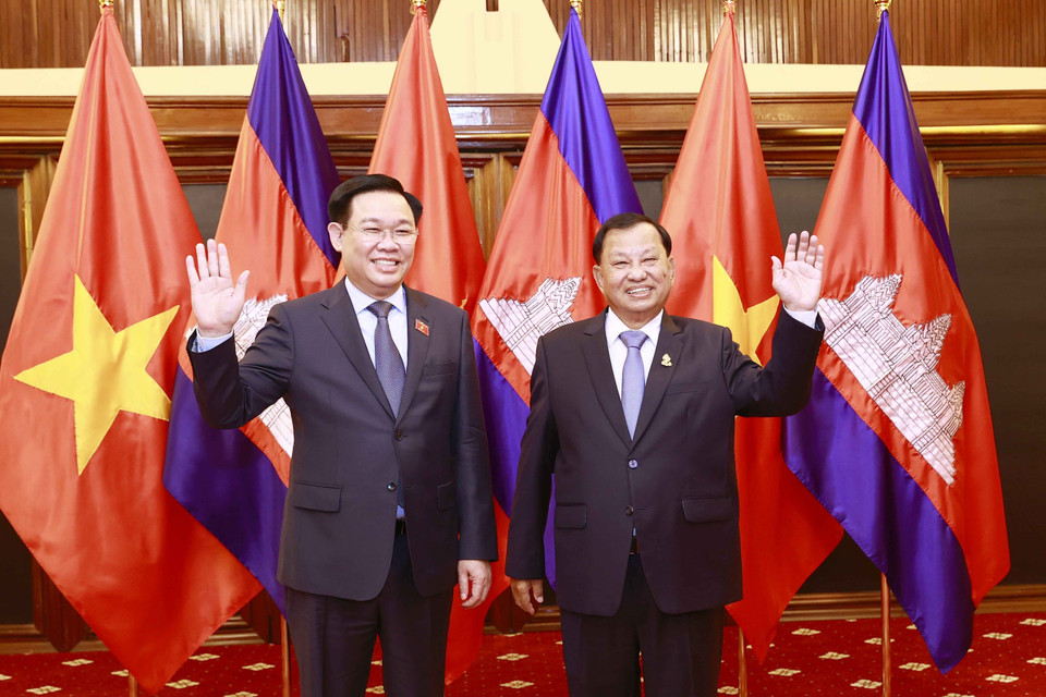 Chủ tịch Quốc hội Vương Đình Huệ và Chủ tịch Thượng viện Campuchia Samdech Say Chhum chụp ảnh chung. (Ảnh: Doãn Tấn/TTXVN)