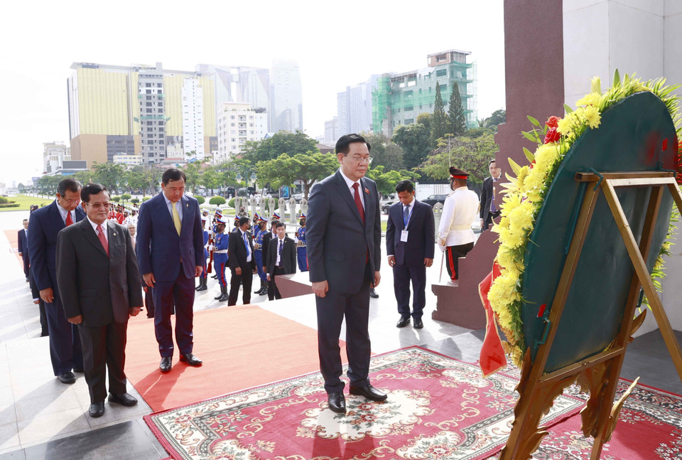 Hình ảnh Chủ tịch Quốc hội Vương Đình Huệ đến đặt vòng hoa tại Tượng đài cố Quốc vương Norodom Sihanouk. (Ảnh: Doãn Tấn/TTXVN)