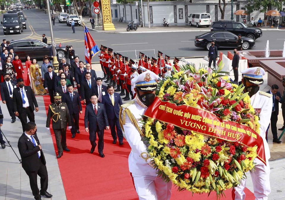 Trong khuôn khổ chuyến thăm chính thức Vương quốc Campuchia, sáng 19/11, tại thủ đô Phnom Penh, Chủ tịch Quốc hội Vương Đình Huệ cùng đoàn đại biểu cấp cao Quốc hội Việt Nam đến đặt hoa tại Đài Độc lập, Tượng đài cố Quốc vương Norodom Sihanouk và Tượng đài Hữu nghị Việt Nam-Campuchia. (Ảnh: Doãn Tấn/TTXVN)