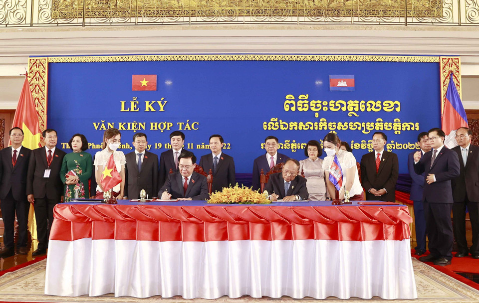 Chủ tịch Quốc hội Vương Đình Huệ và Chủ tịch Quốc hội Campuchia Samdech Heng Samrin ký thỏa thuận hợp tác giữa Quốc hội hai nước. (Ảnh: Doãn Tấn/TTXVN)