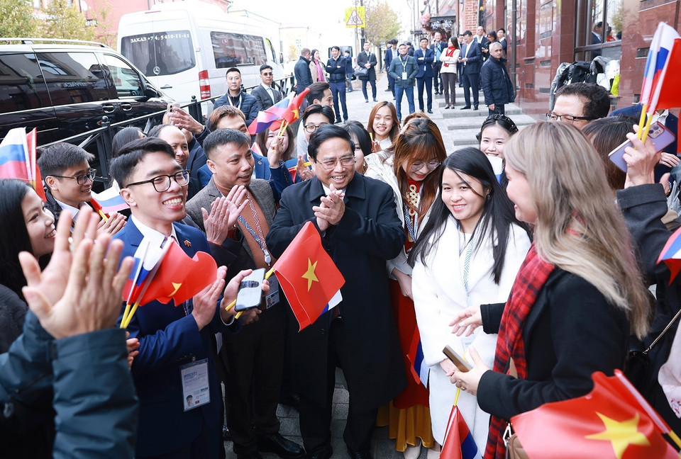 Thủ tướng Phạm Minh Chính với cộng đồng người Việt Nam tại Liên bang Nga. (Ảnh: Dương Giang/TTXVN)