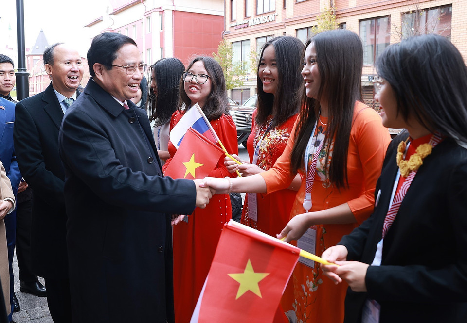 Cán bộ, nhân viên Đại sứ quán và cộng đồng người Việt Nam tại Liên bang Nga đón Thủ tướng Phạm Minh Chính. (Ảnh: Dương Giang/TTXVN)