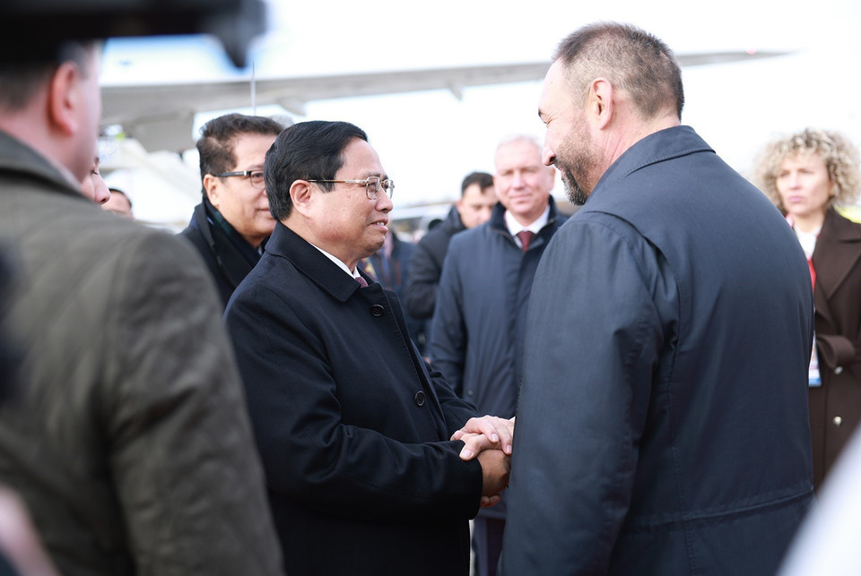 Lãnh đạo thành phố Kazan, Cộng hòa Tatarstan đón Thủ tướng Phạm Minh Chính tại sân bay quốc tế Kazan. (Ảnh: Dương Giang/TTXVN)