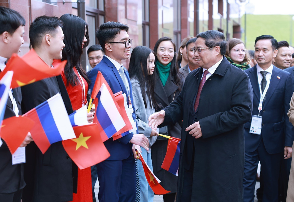 Cán bộ, nhân viên Đại sứ quán và cộng đồng người Việt Nam tại Liên bang Nga đón Thủ tướng Phạm Minh Chính. (Ảnh: Dương Giang/TTXVN)