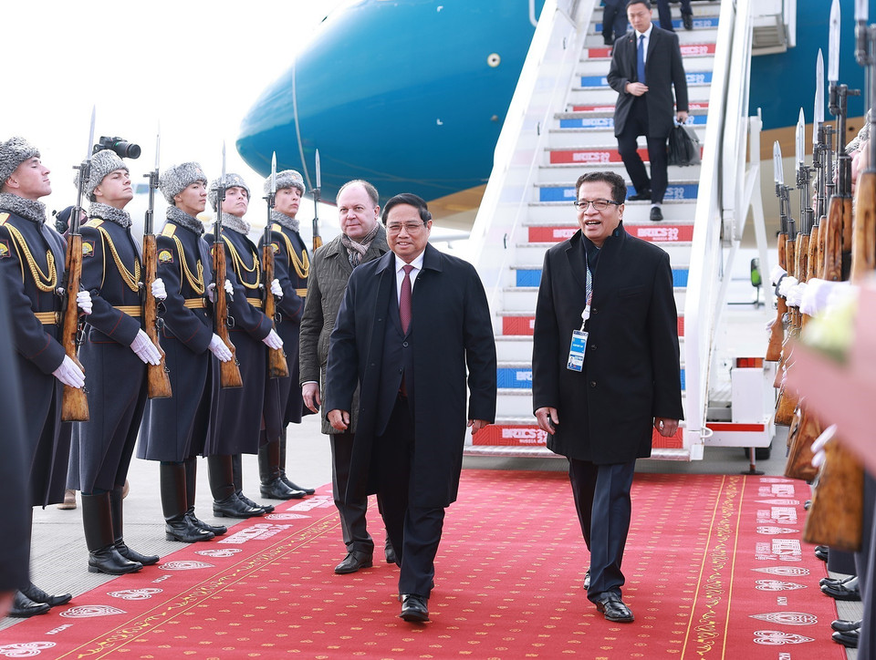 Lễ đón Thủ tướng Phạm Minh Chính và Đoàn đại biểu cấp cao Việt Nam tại sân bay quốc tế Kazan. (Ảnh: Dương Giang/TTXVN)