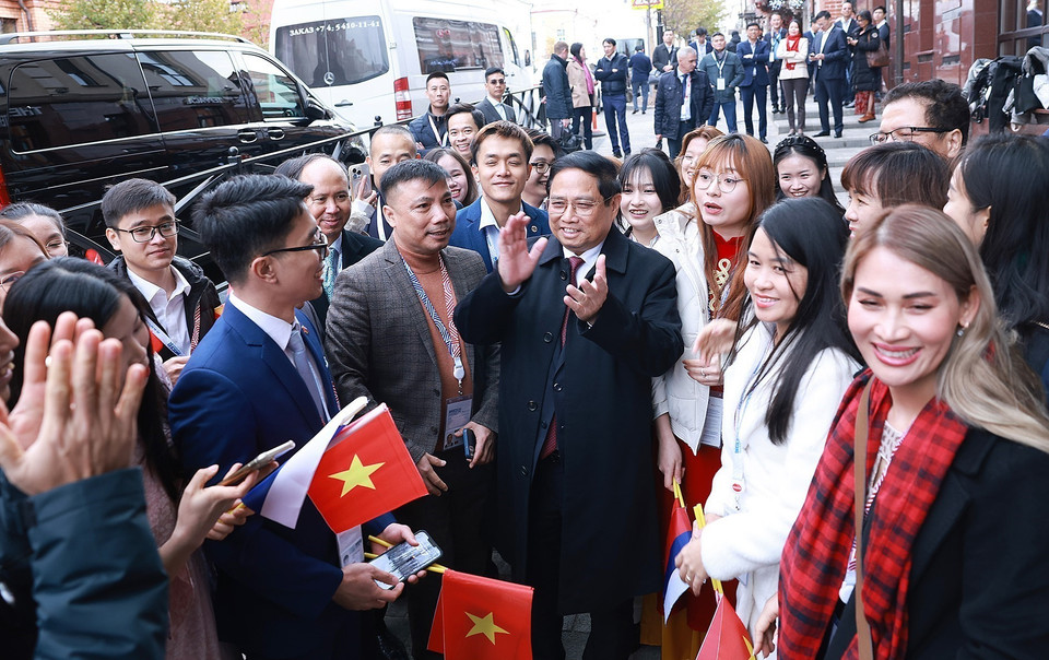 Thủ tướng Phạm Minh Chính với cộng đồng người Việt Nam tại Liên bang Nga. (Ảnh: Dương Giang/TTXVN)